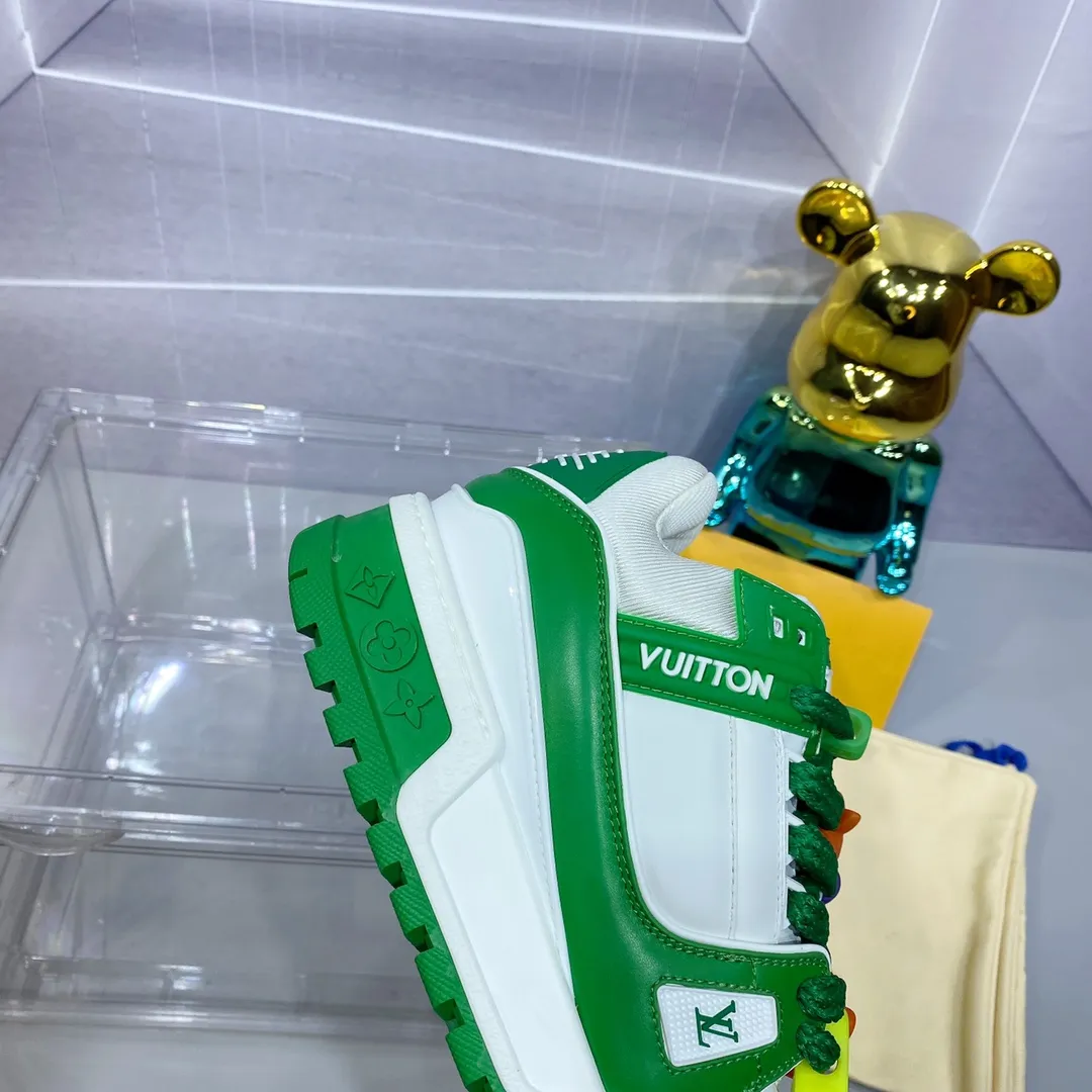 👟👟Ex-factory price 840 𝙇𝙑 𝟐𝟎𝟐4/𝐒𝐒 𝐧𝐞𝐰 Louis Vuitton catwalk skateboard shoes are popular, LOUIS VUITTON Trainer is undoubtedly one of the most successful Sneakers launched by luxury brands, but the pace of exploration will not stop. LOUISVUITTON will also bring a new series of skateboard shoes in the spring of 2023. The new series in the picture returns to the 90s Chunky Skate Shoes bread shoes, with leather and mesh uppers. The fat silhouette and thick shoelaces are very eye-catching. It is expected to have quite a few colors like the Trainer. Judging from the previous DIOR show skate shoes, this chunky style may be even stronger next year. Size: Female 35-40 Male 39-46